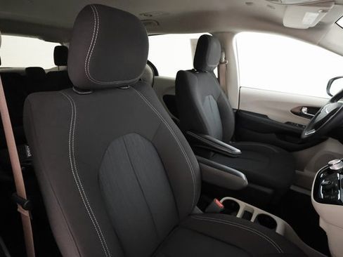 Used 2022 Chrysler Voyager LX image 26