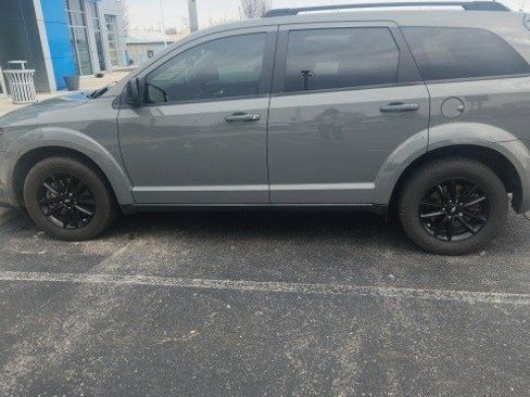 Used 2020 Dodge Journey SE w/ SE Popular Equipment Group image 2