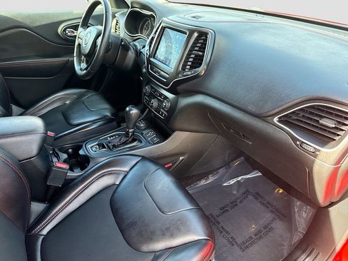 Used 2019 Jeep Cherokee Trailhawk image 13