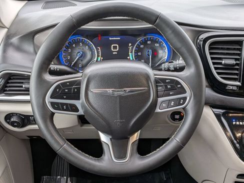 Used 2024 Chrysler Pacifica Touring-L FWD image 22