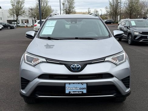 Used 2018 Toyota RAV4 LE image 3