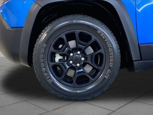 Used 2022 Jeep Cherokee Trailhawk w/ Premium Leather Package AWD/4WD image 10