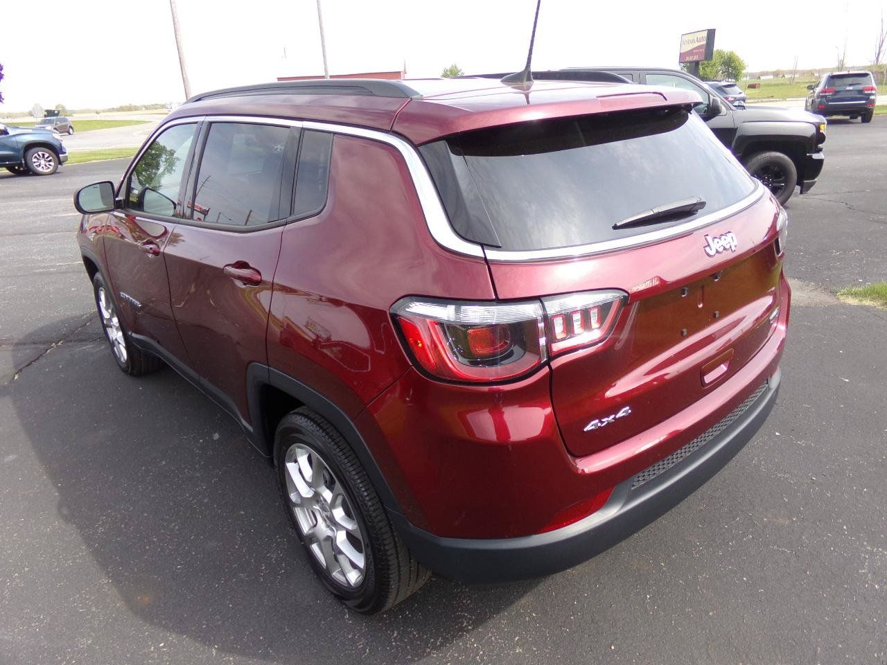 Used 2022 Jeep Compass Latitude AWD/4WD image 3