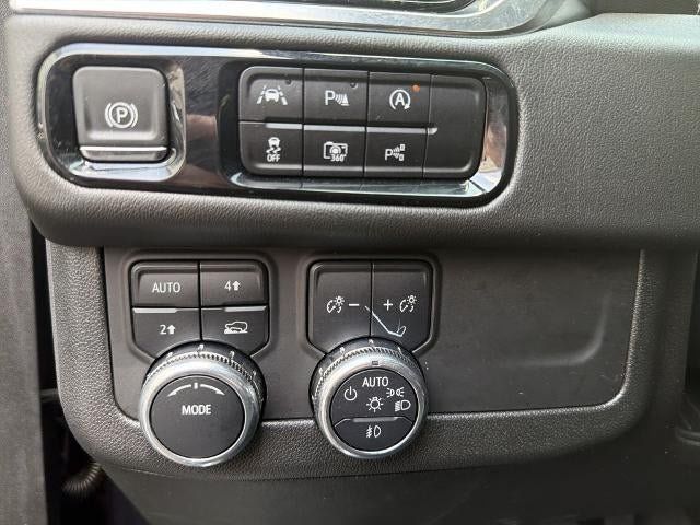 Used 2025 GMC Yukon Denali w/ Sun & Power Step Package AWD/4WD image 34