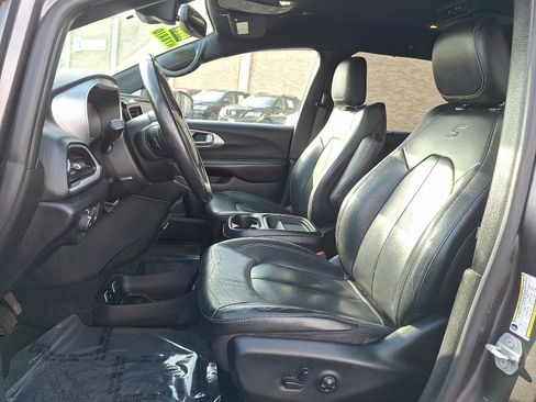 Used 2020 Chrysler Pacifica Touring-L w/ Advanced Safetytec Group image 14