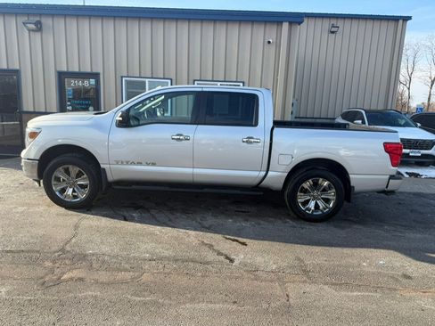 Used 2018 Nissan Titan SV w/ SV Convenience Package image 3