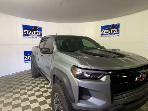 Used 2025 Chevrolet Colorado ZR2 w/ Technology Package AWD/4WD image 4