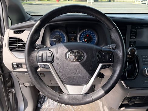Used 2018 Toyota Sienna XLE FWD image 11