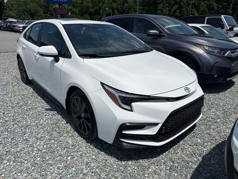 Used 2025 Toyota Corolla XSE FWD image 2