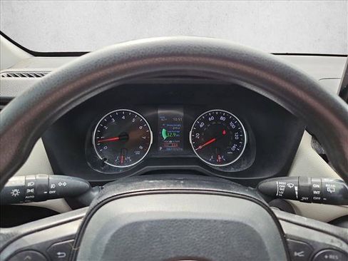 Used 2021 Toyota RAV4 XLE w/ Convenience Package FWD image 9
