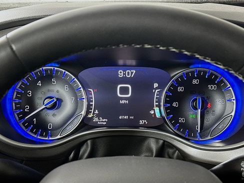 Used 2023 Chrysler Pacifica Touring-L image 12