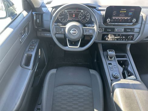 Used 2024 Nissan Pathfinder S image 17