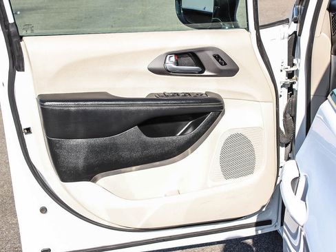Used 2024 Chrysler Pacifica Touring-L FWD image 22