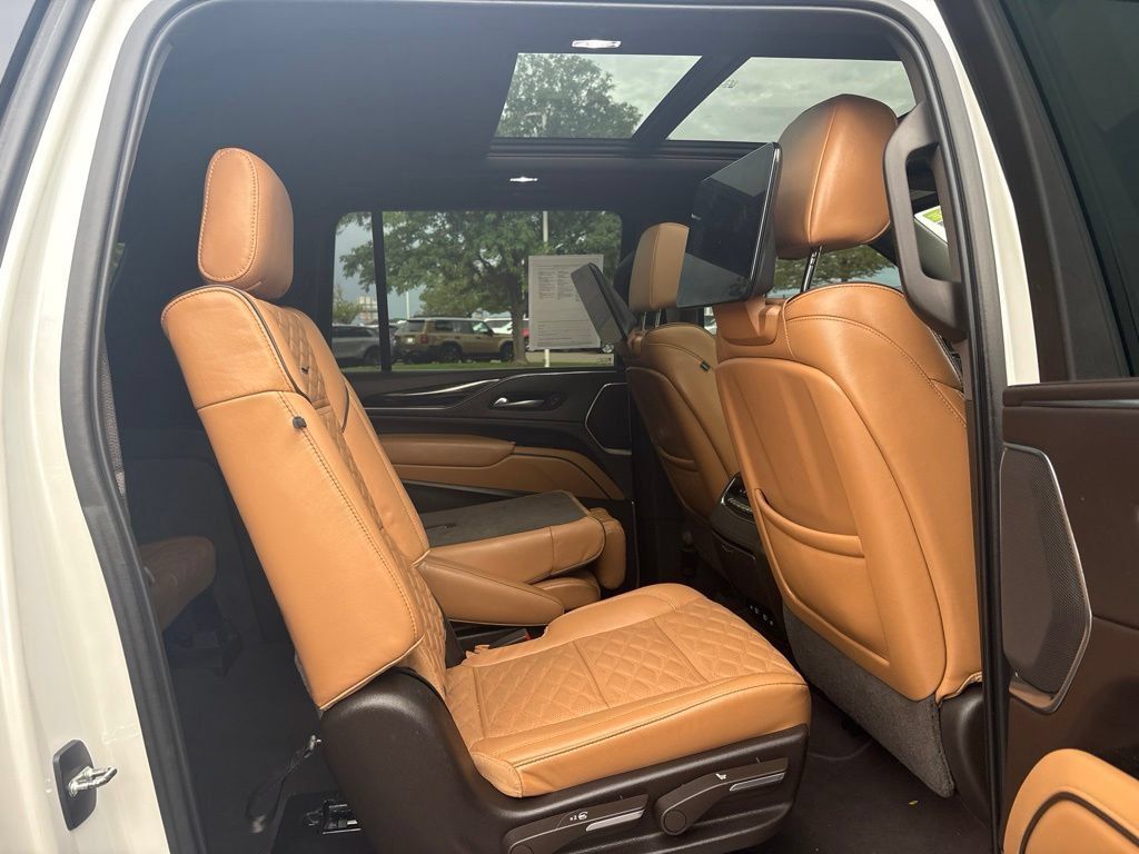 Used 2021 Cadillac Escalade ESV Sport AWD/4WD image 27