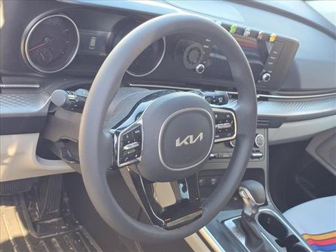 Used 2024 Kia Carnival LX image 7