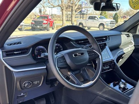 Used 2025 Jeep Grand Cherokee Altitude image 21