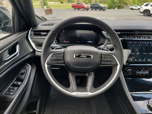 Used 2024 Jeep Grand Cherokee Altitude AWD/4WD image 6