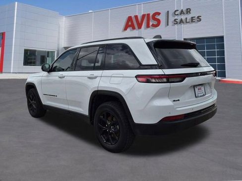 Used 2025 Jeep Grand Cherokee Altitude AWD/4WD image 9