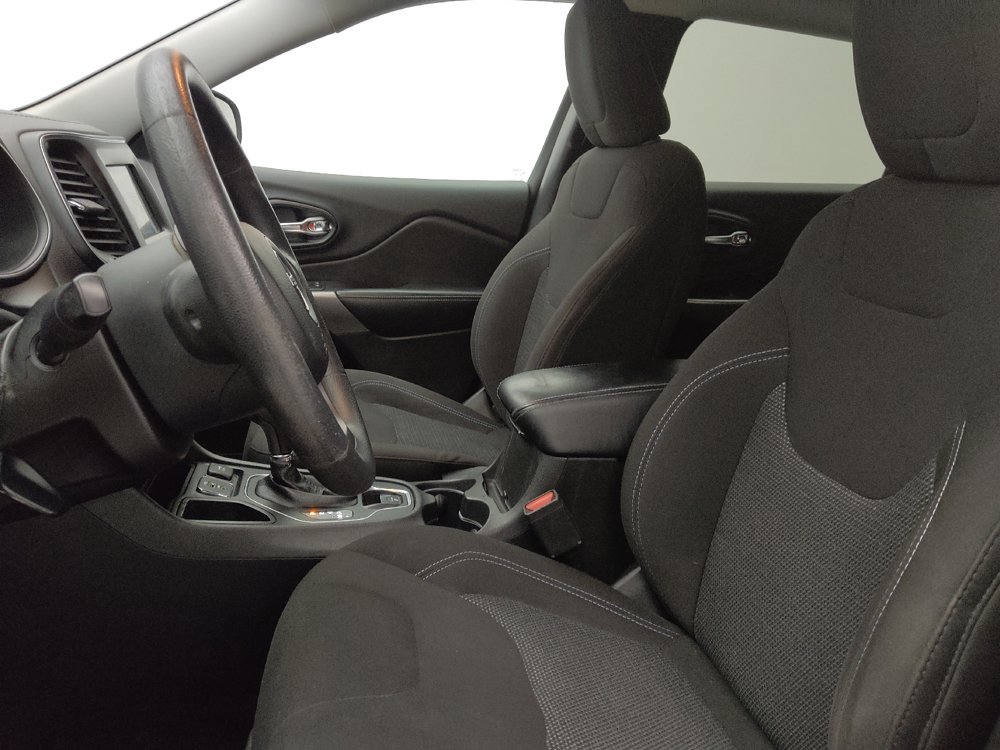 Used 2019 Jeep Cherokee Latitude w/ Popular Appearance Group FWD image 17