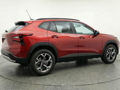 Used 2025 Chevrolet Trax LT w/ LT Convenience Package image 9