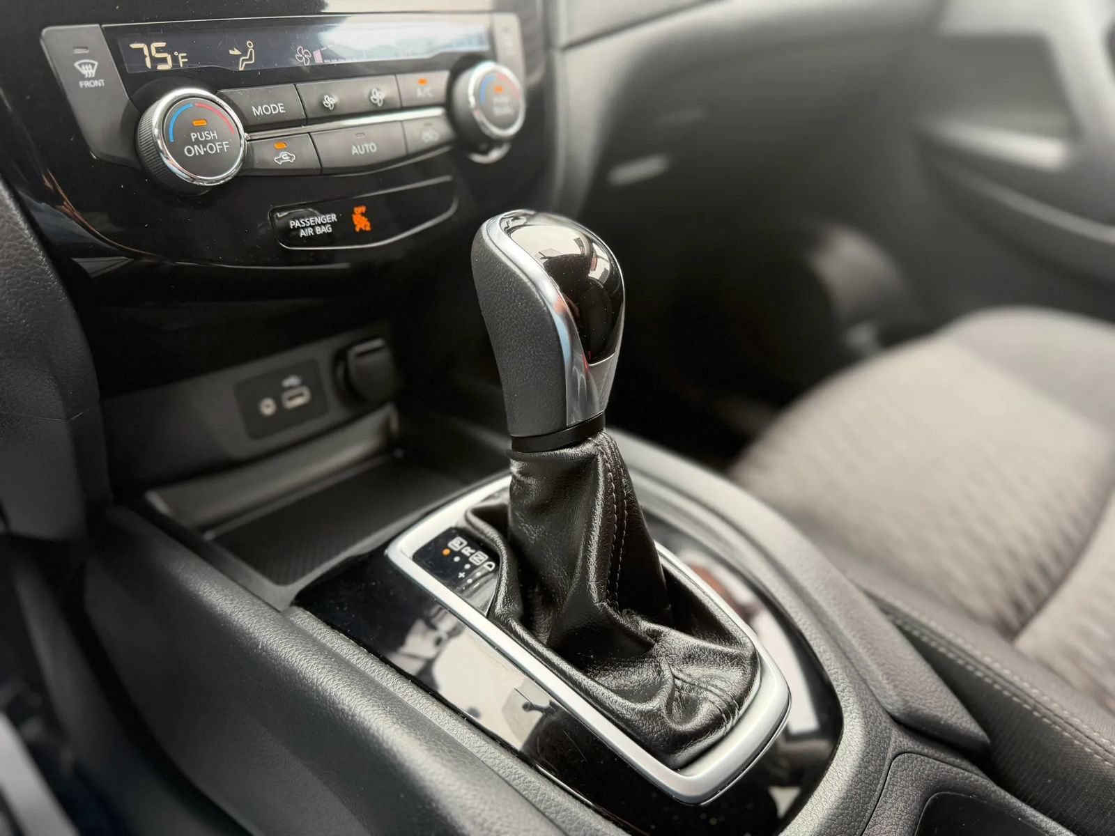 Used 2018 Nissan Rogue SV AWD/4WD image 18