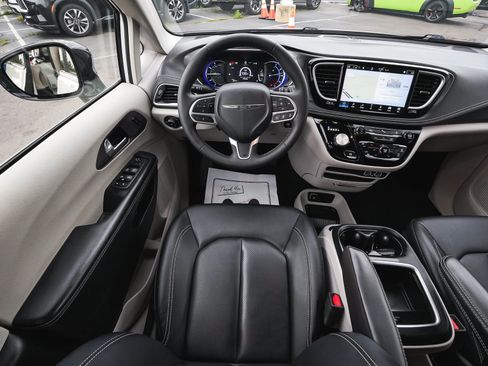 Used 2024 Chrysler Pacifica Limited FWD image 47