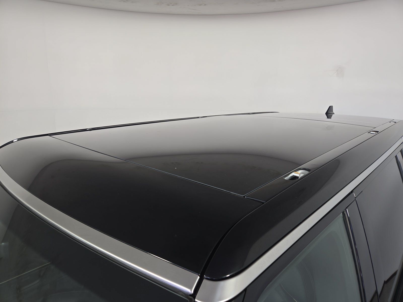 Used 2025 Rivian R1S Adventure Dual AWD/4WD image 13