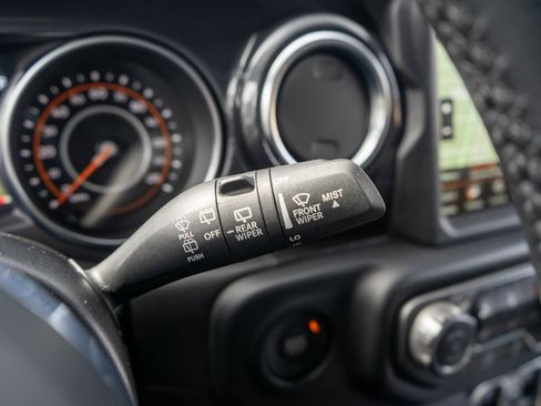 Used 2023 Jeep Wrangler Unlimited Sahara image 29