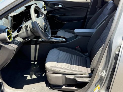 Used 2025 Chevrolet Trax LT FWD image 18