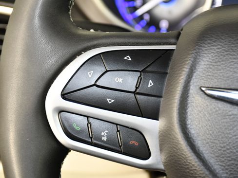 Used 2024 Chrysler Pacifica Touring-L FWD image 20