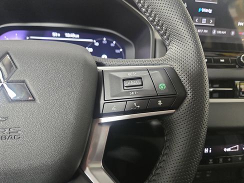 New 2025 Mitsubishi Outlander SE image 16