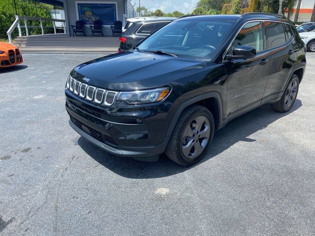 Used 2022 Jeep Compass Latitude w/ Sun and Sound Group AWD/4WD image 2
