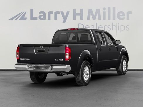 Used 2016 Nissan Frontier SV image 2