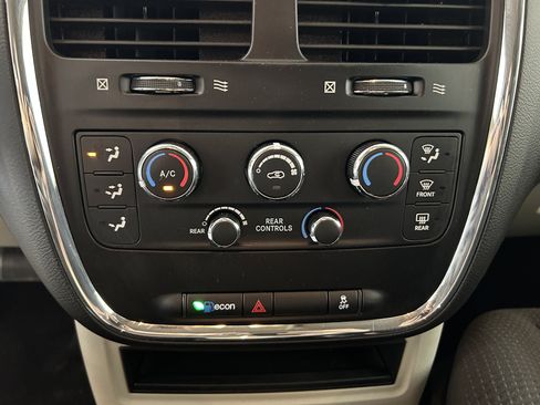 Used 2018 Dodge Grand Caravan SE w/ UConnect Hands-Free Group FWD image 18
