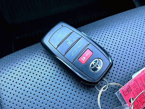Used 2024 Toyota Venza Limited image 14