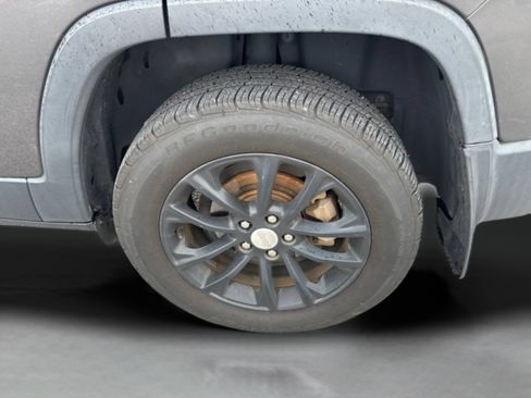 Used 2019 Jeep Cherokee Latitude Plus FWD image 33