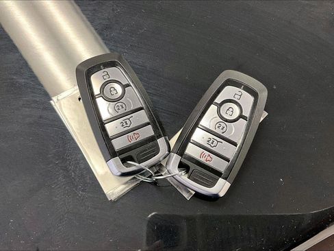 Used 2022 Ford Escape SE w/ SE Sport Appearance Package image 9