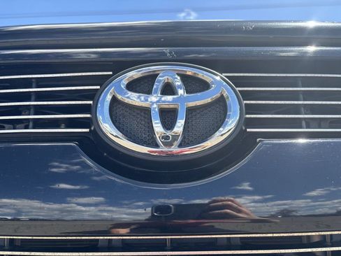 Used 2018 Toyota 4Runner TRD Off-Road Premium AWD/4WD image 35