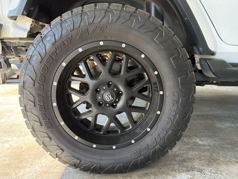 Used 2019 Jeep Wrangler Unlimited Sahara AWD/4WD image 14