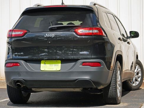Used 2016 Jeep Cherokee Latitude w/ Cold Weather Group AWD/4WD image 4
