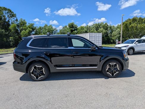 Used 2024 Kia Telluride EX w/ EX Captain's Chair Package FWD image 3