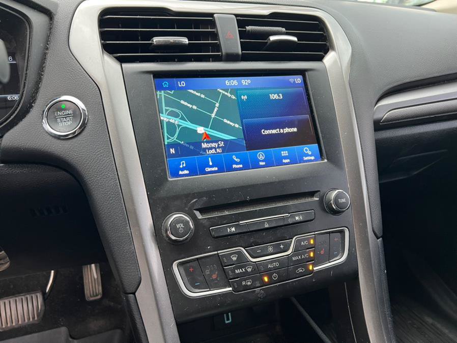 Used 2018 Ford Fusion SE w/ Fusion SE Technology Package FWD image 11