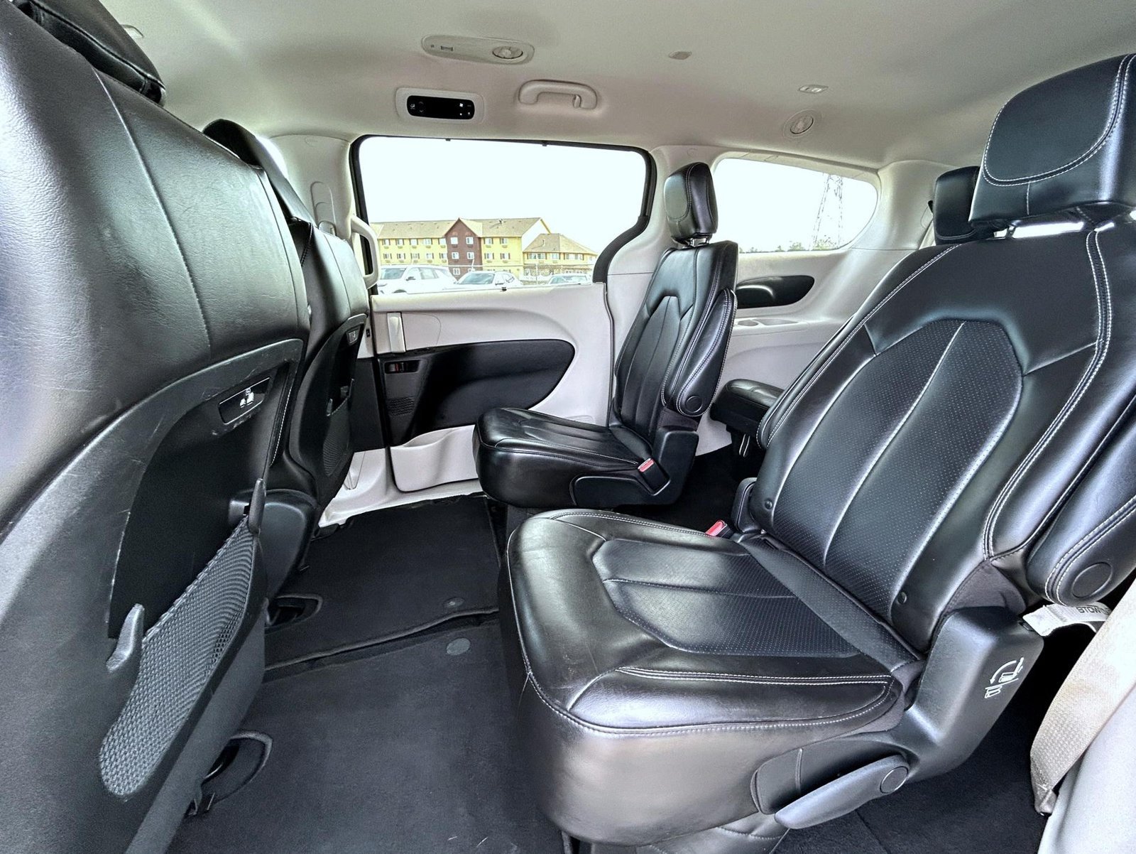 Used 2023 Chrysler Pacifica Touring-L FWD image 18