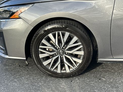 Used 2024 Nissan Altima 2.5 SV FWD image 11