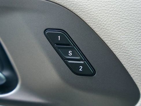 Used 2024 Chrysler Pacifica Touring-L image 23