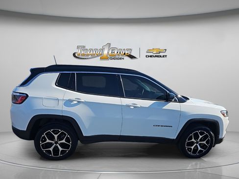Used 2025 Jeep Compass Limited image 9