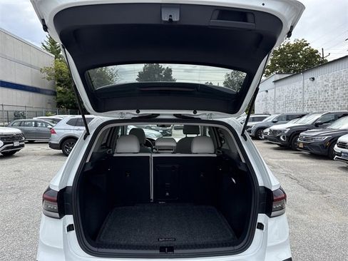 Used 2025 Volkswagen Taos SE image 35