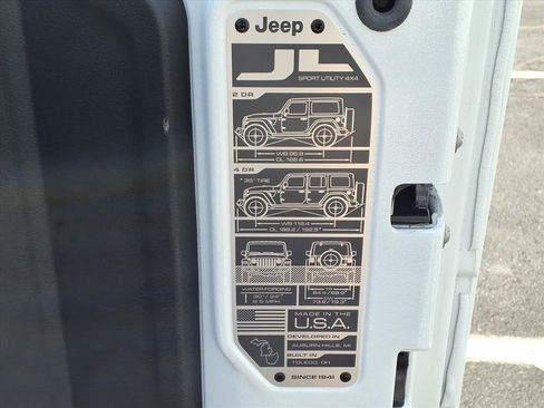 Used 2025 Jeep Wrangler Sahara image 16