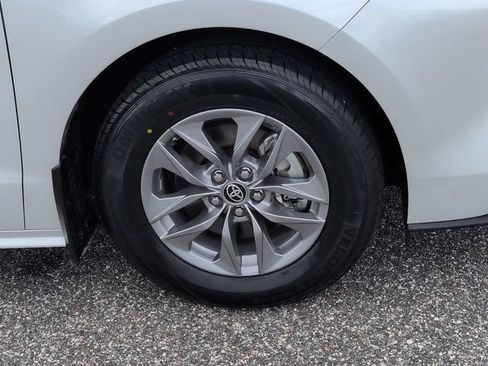 Certified 2024 Toyota Sienna XLE FWD image 11