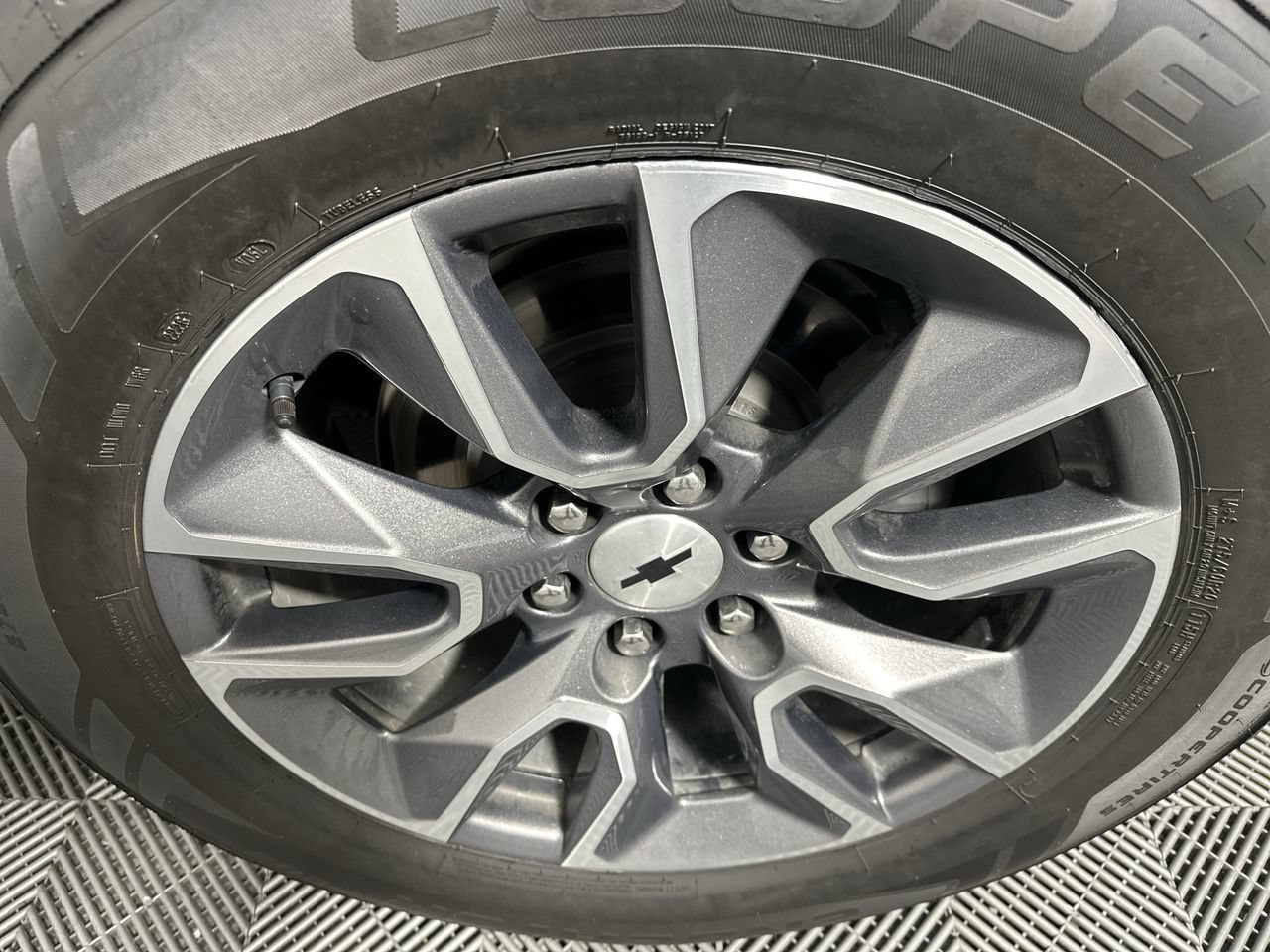 Used 2022 Chevrolet Tahoe LT w/ Luxury Package RWD image 22